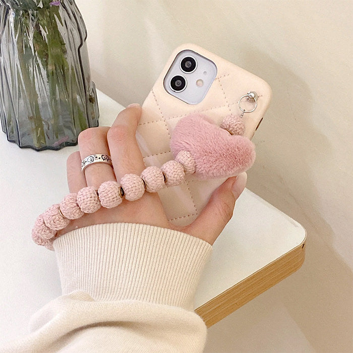 Funda para iPhone con cadena de corazón esponjoso