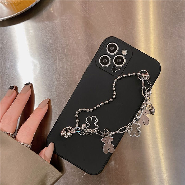 Funda para iPhone con cadena y estética grunge