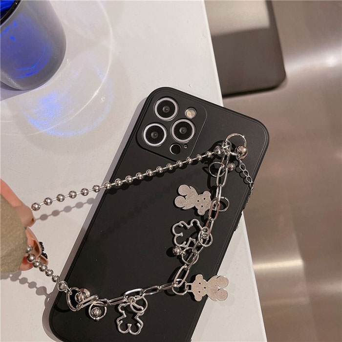 Funda para iPhone con cadena y estética grunge