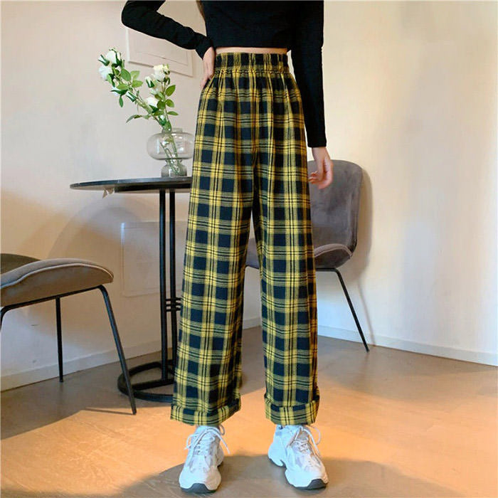 Pantalones a cuadros con estética grunge