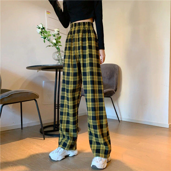 Pantalones a cuadros con estética grunge