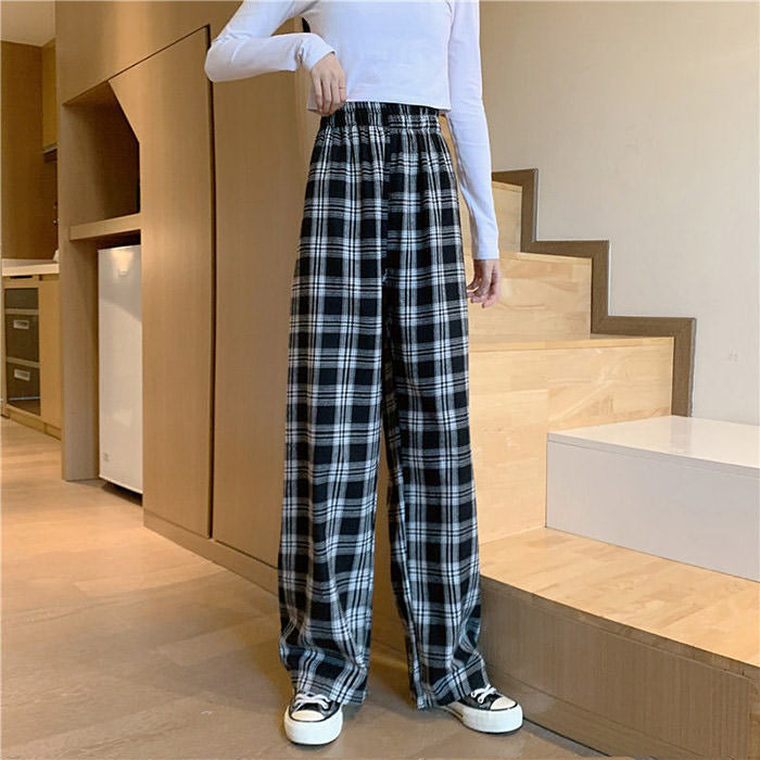 Pantalones a cuadros con estética grunge