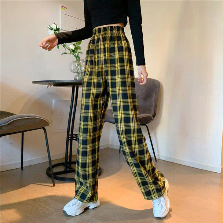 Pantalones a cuadros con estética grunge