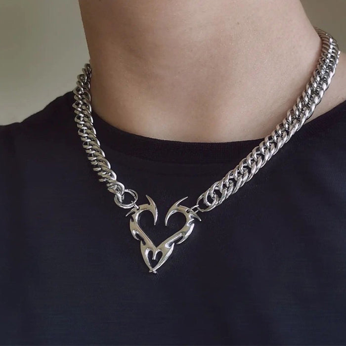 Collar de cadena con forma de corazón grunge