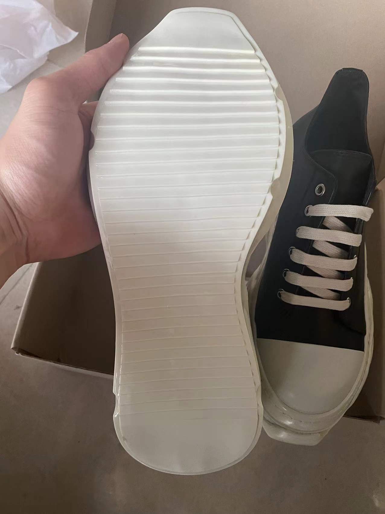 Zapatillas blancas de punta redonda para hombre y mujer