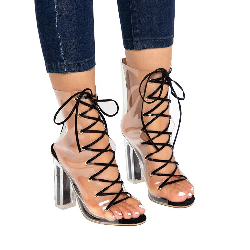 Sandalen aus transparentem PVC-Vinyl mit überkreuzten Bändern und Peep Toe 