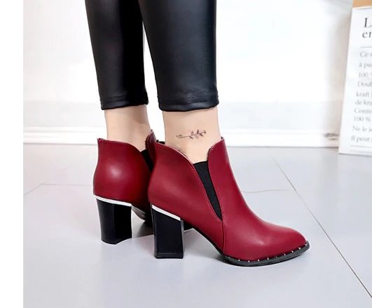 Botas de tacón alto estilo británico con remaches 