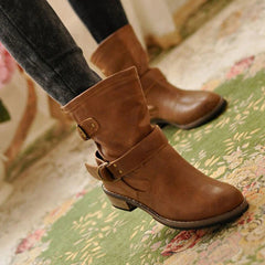 Botas planas vintage con hebillas 