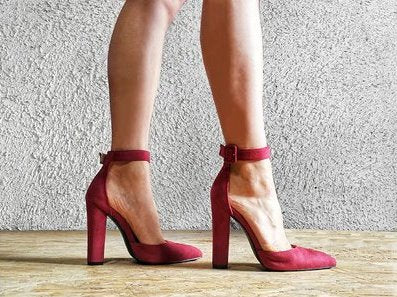 Klassische Pumps mit hohem Absatz und Schnallenriemen 