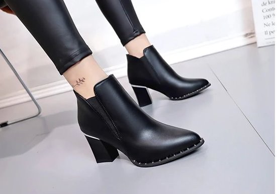 Botas de tacón alto estilo británico con remaches 