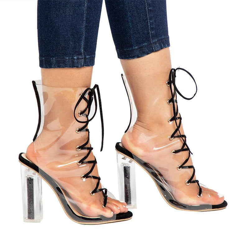 Sandalen aus transparentem PVC-Vinyl mit überkreuzten Bändern und Peep Toe 