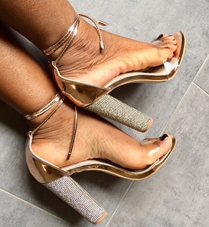 Sandalias de tacón alto con tiras y tacones cuadrados de diamantes de imitación 