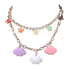 Collar pastel de mariposas y nubes 