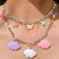 Collar pastel de mariposas y nubes 