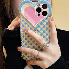 Funda para iPhone con diseño de rombos y corazón