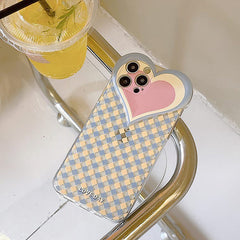 Funda para iPhone con diseño de rombos y corazón