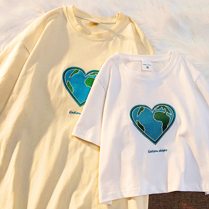 Camiseta bordada con corazón y tierra