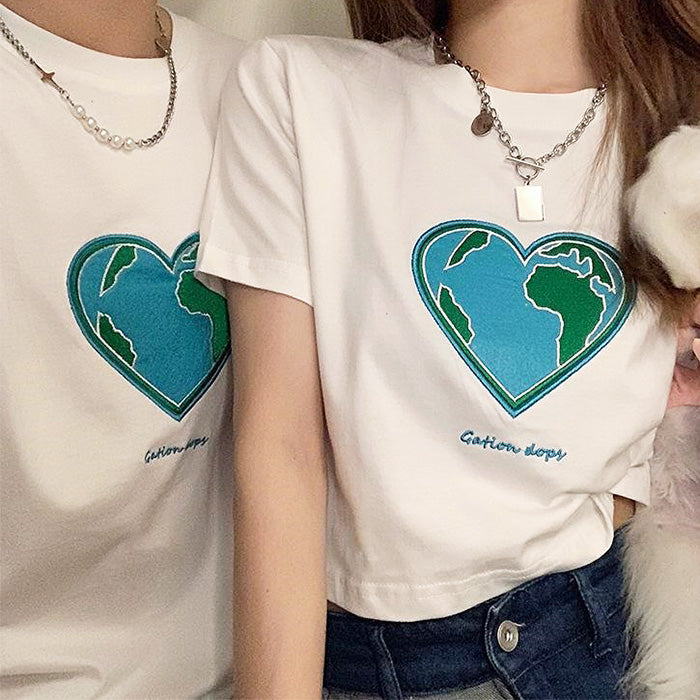 Camiseta bordada con corazón y tierra