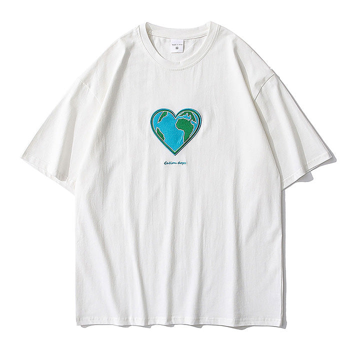 Camiseta bordada con corazón y tierra