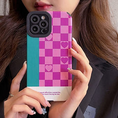 Funda para iPhone con diseño de cuadrícula de corazón