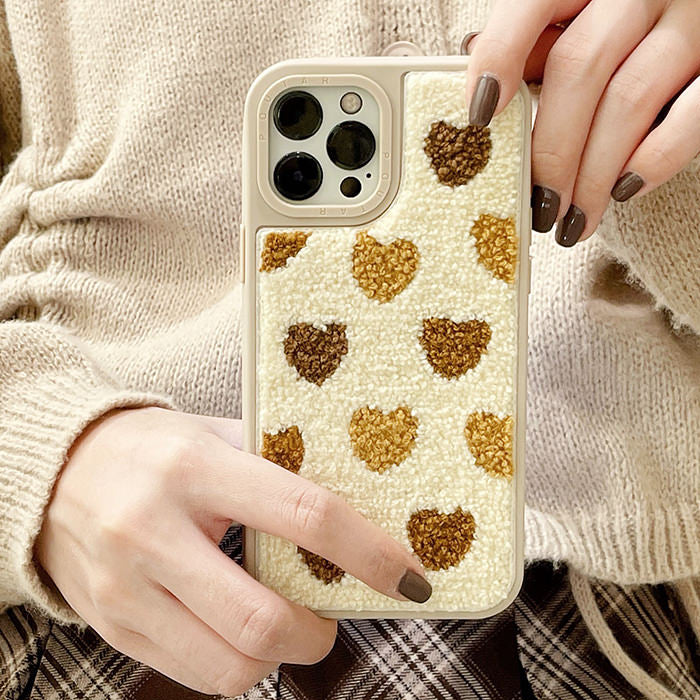 Funda para iPhone con corazones peludos