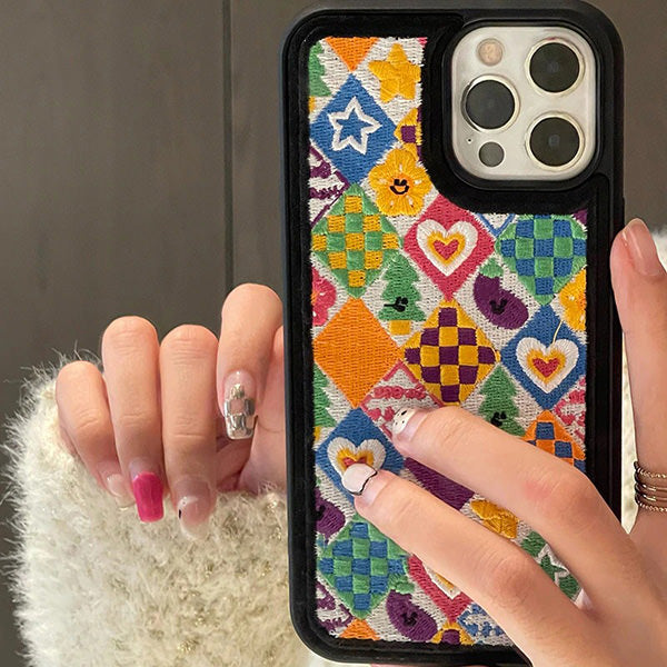 Funda para iPhone con bordado de estética indie