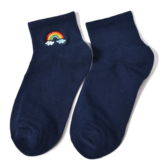 Socken mit Regenbogenstickerei