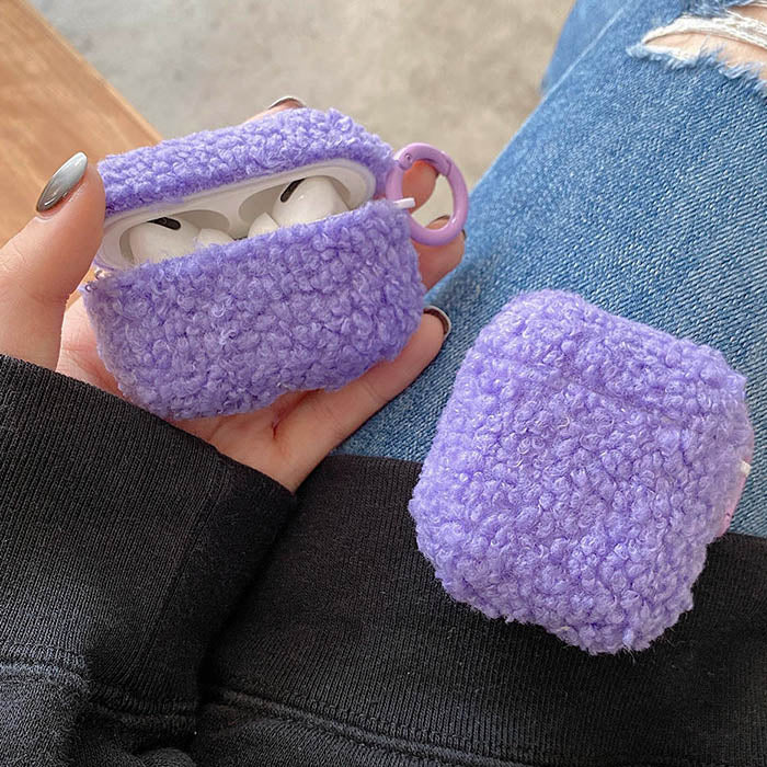 Estuche peludo color lavanda para AirPods