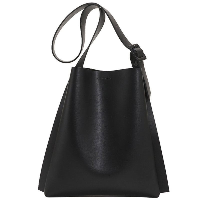 Bolso de mano con estética minimalista