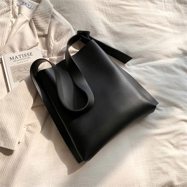 Bolso de mano con estética minimalista