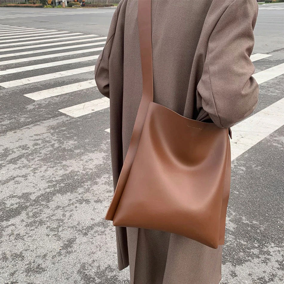 Bolso de mano con estética minimalista