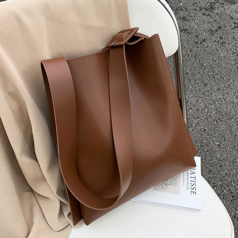 Bolso de mano con estética minimalista