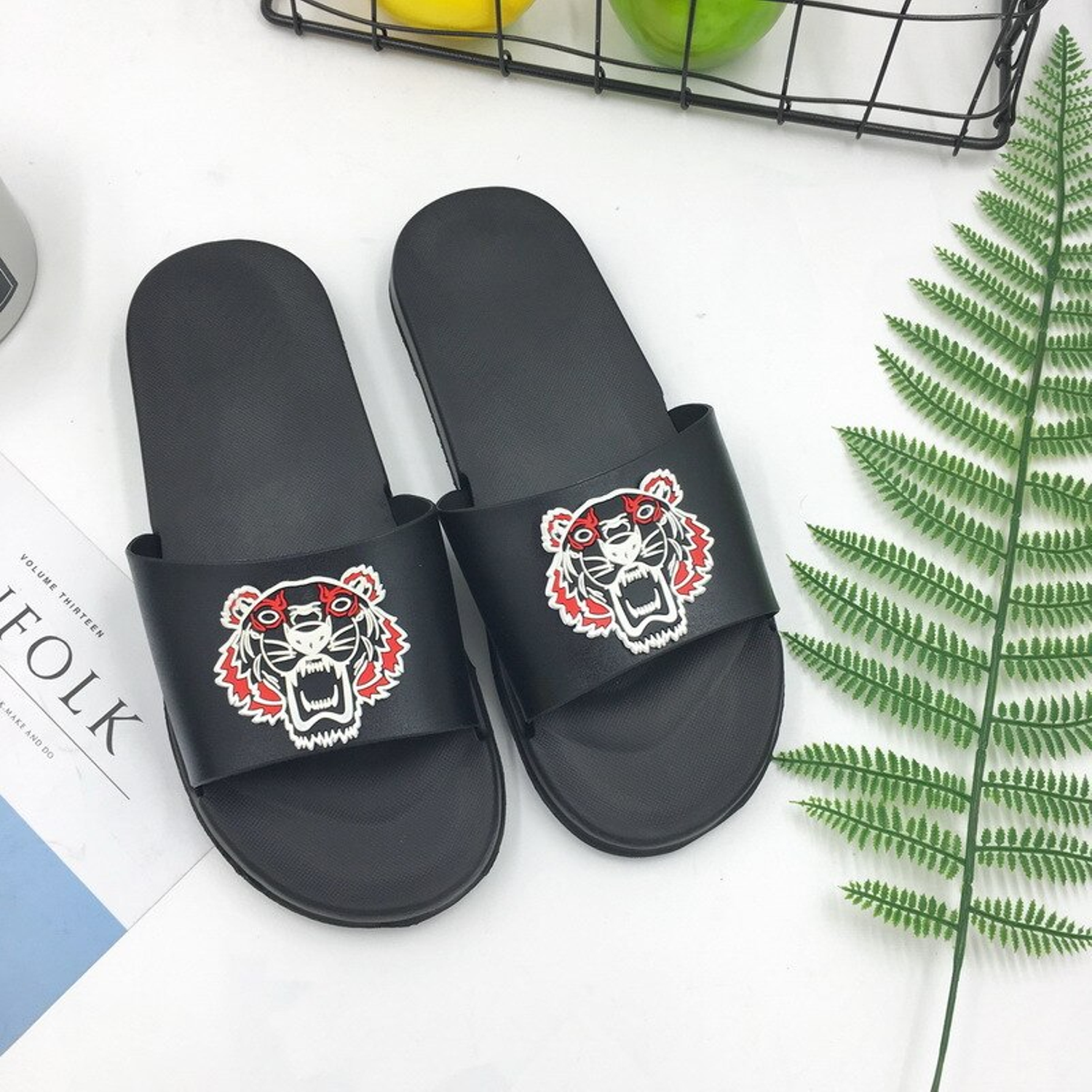 Lässige Flip-Flops mit Tiger-Print 