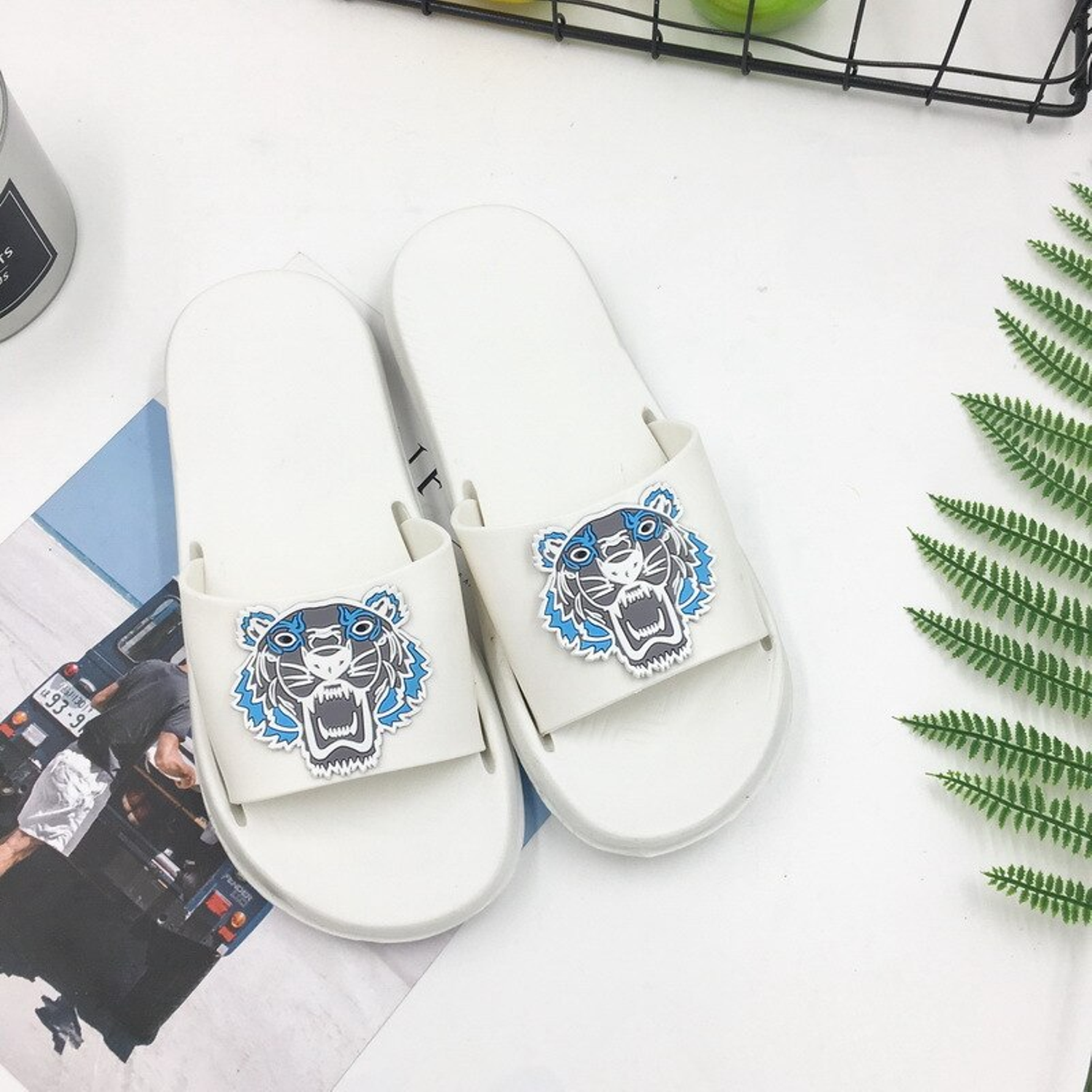 Lässige Flip-Flops mit Tiger-Print 