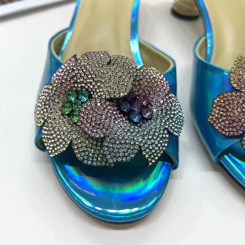 Sandalias adornadas con flores de diamantes de imitación