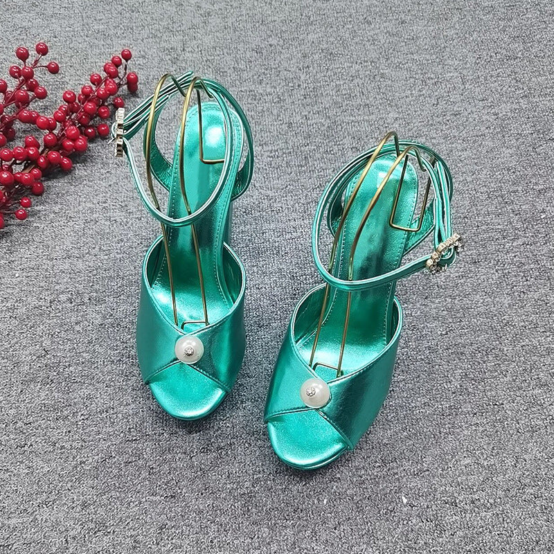 Tacones altos de piel brillante, punta abierta, tacón grueso, efecto perla, color liso, con hebilla única