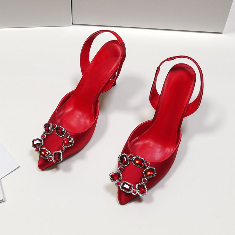 Zapatos de tacón de aguja con tira trasera de satén rojo