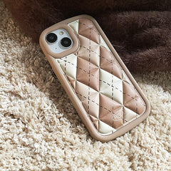 Funda para iPhone con rombos y estética preppy