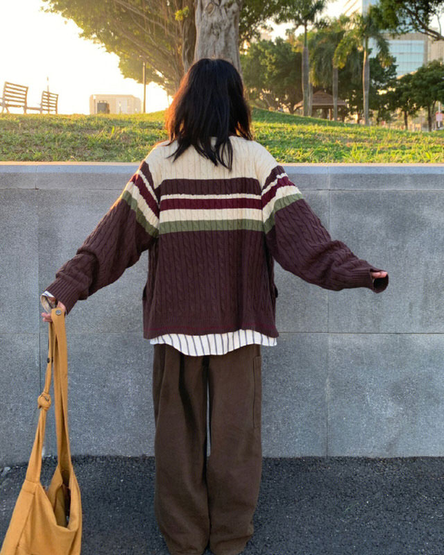 Preppy Aesthetic Cardigan mit gestreiftem Kragen