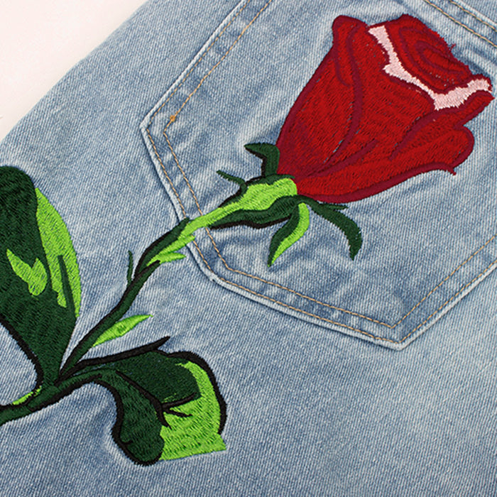 Jeans mit Rosenstickerei