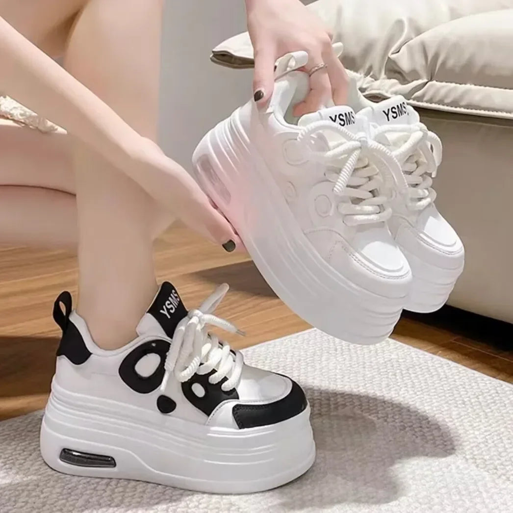 Zapatillas blancas elegantes con plataforma para mujer: calzado moderno y con estilo