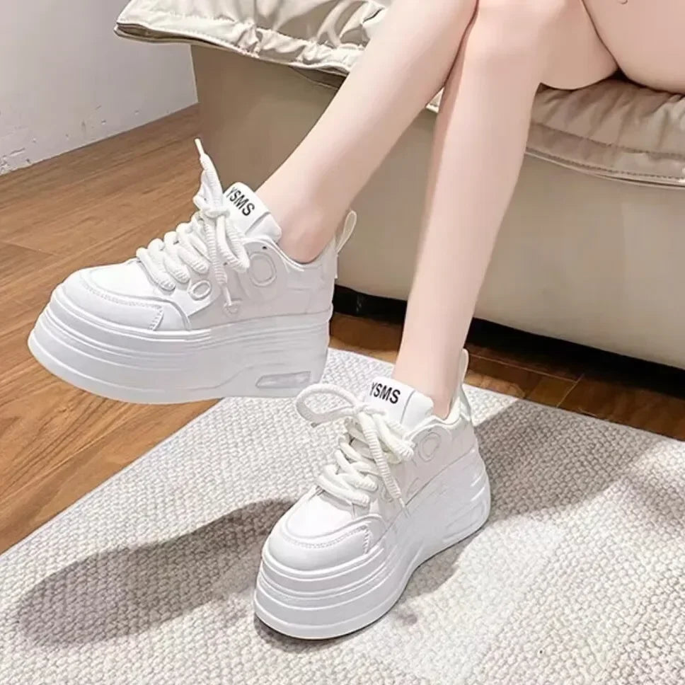 Zapatillas blancas elegantes con plataforma para mujer: calzado moderno y con estilo