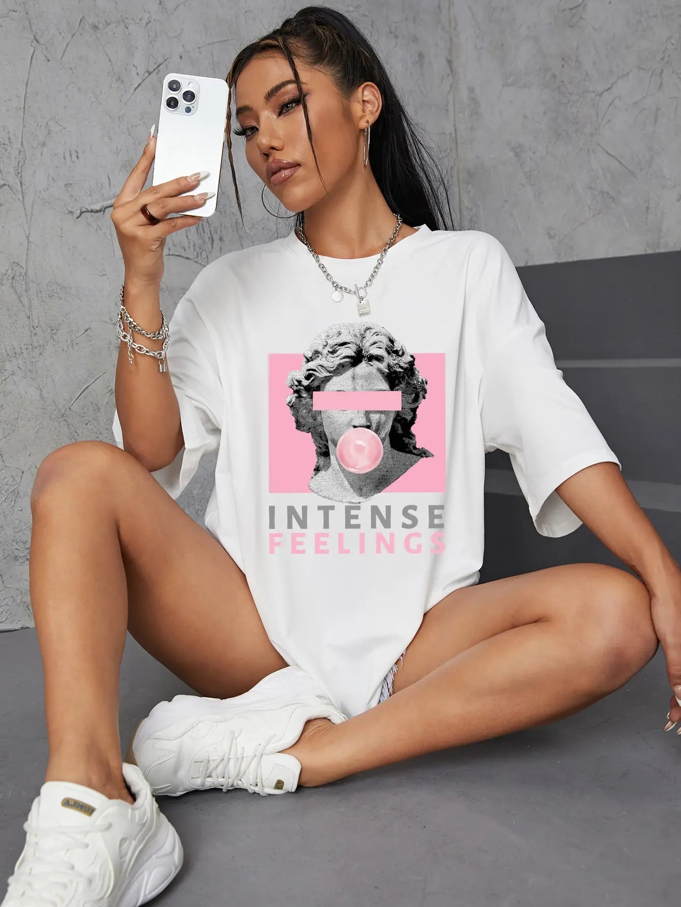 Camiseta gráfica extragrande para mujer "Intense Feelings"