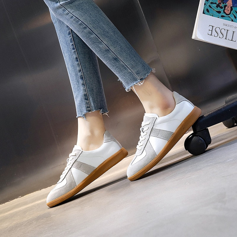 Flache Sneakers aus weißem Spaltleder für Damen