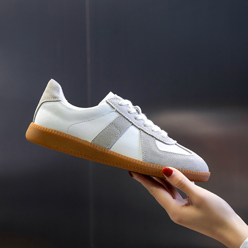 Flache Sneakers aus weißem Spaltleder für Damen