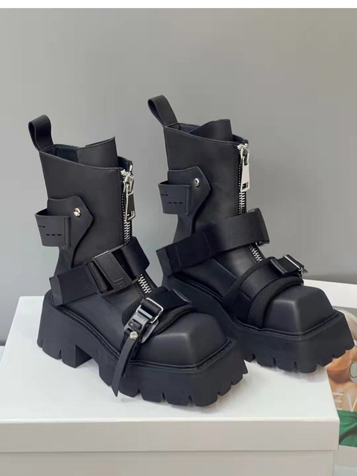 Schwarze Bikerstiefel mit Gürtelschnalle für Damen