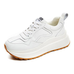 Zapatillas de plataforma de cuero blanco para mujer. Calzado elegante.