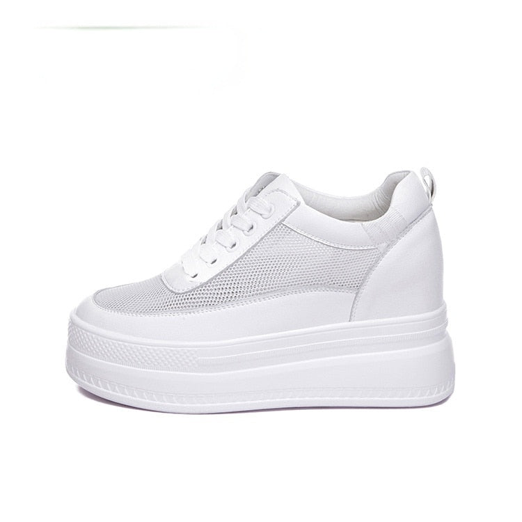 Geschlossene Sneakers mit 9 cm Plateau-Wedges für Damen