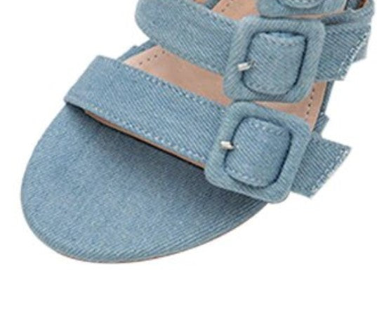 Flip-Flops aus Denim mit quadratischem Absatz und Schnallen 