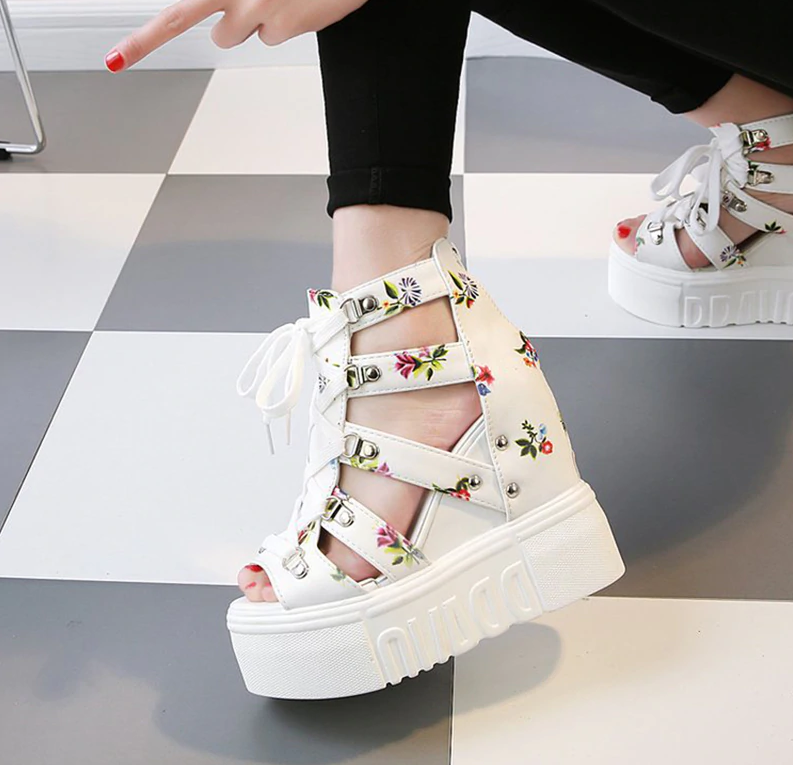 Zapatos de plataforma con punta abierta y estampado de flores 